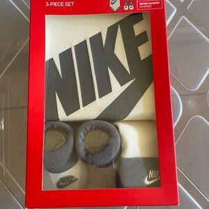 Nike Infant Black and White 3-Piece Set